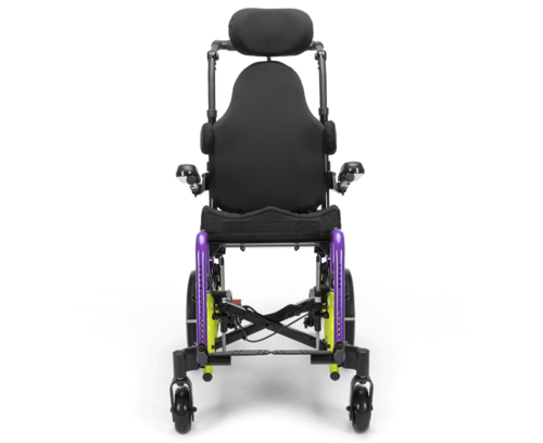 Wózek inwalidzki widziany z przodu — profilowane czarne siedzisko z zagłówkiem, podłokietniki z joystickami, metalowa rama z fioletowymi rurami i żółto-zielonymi piastami kół oraz przednie małe kółka skrętne.