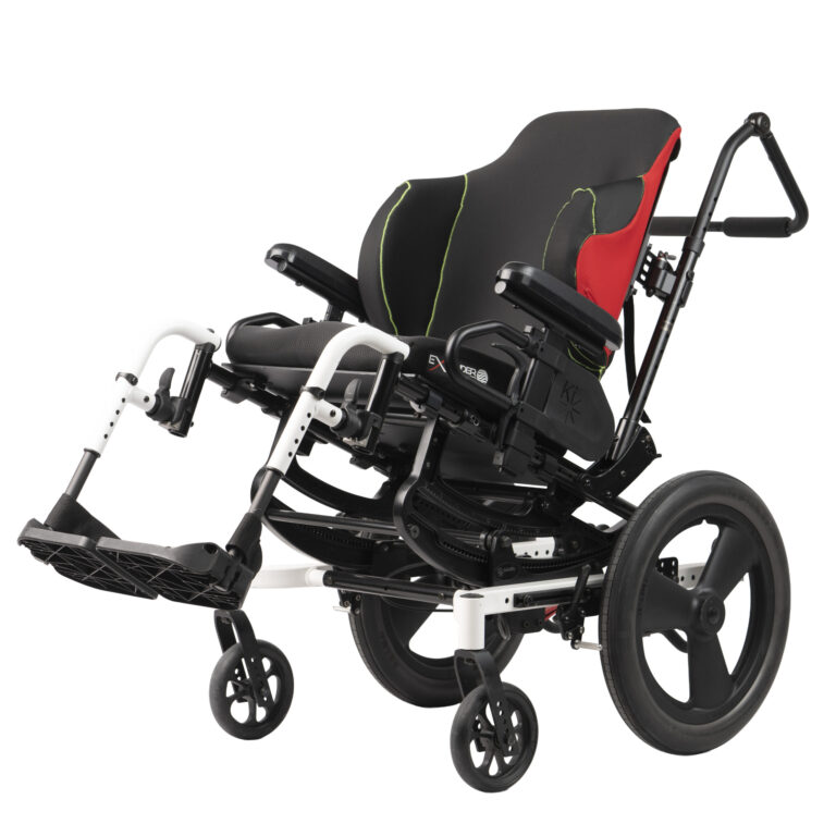 Regulowany wózek inwalidzki z profilowanym czarnym siedziskiem z zielonym przeszyciem i czerwoną wstawką, białą ramą, odchylanymi podnóżkami, dużymi tylnymi kołami i małymi przednimi kółkami.