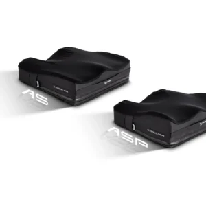 Dwa czarne, profilowane poduszki do siedzenia z dopasowanymi pokrowcami, widocznym zamkiem i małym uchwytem, ustawione obok siebie na białym tle.