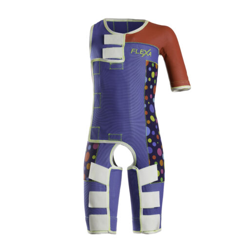 Jednoczęściowy kolorowy kombinezon dziecięcy o terapeutycznym charakterze, z krótkim prawym czerwonym rękawem, dużym niebieskim panelem, bocznymi wstawkami w wielobarwne kropki, białymi paskami na rzepy przy klatce i udach, żółtymi przeszyciami oraz napisem FLEXA, na białym tle.
