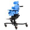Regulowane niebieskie terapeutyczne krzesło pozycjonujące dla dzieci z zagłówkiem, bocznymi i udowymi poduszkami, płytą podnóżka oraz czarną metalową podstawą na kółkach
