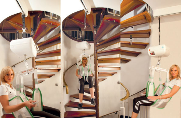 Kobieta korzysta z podwieszanego siedziska wjeżdżającego po spiralnych schodach.