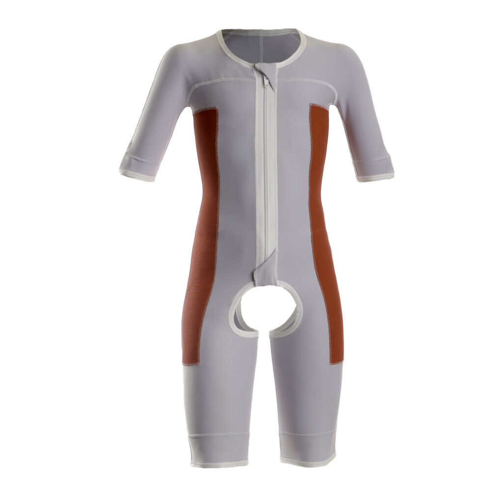 Krótki szary strój kompresyjny z krótkimi rękawami i nogawkami do kolan, przednim zamkiem błyskawicznym, czerwonymi panelami bocznymi i okrągłym wycięciem w okolicy krocza, na białym tle.