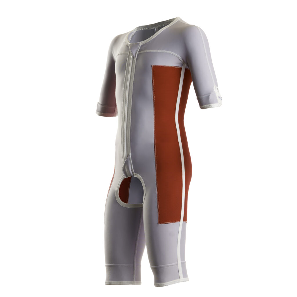 Biało-czerwony, krótkorękawowy kombinezon dziecięcy sięgający do kolan z przednim zamkiem błyskawicznym, czerwonymi bocznymi panelami i okrągłym wycięciem w kroku.