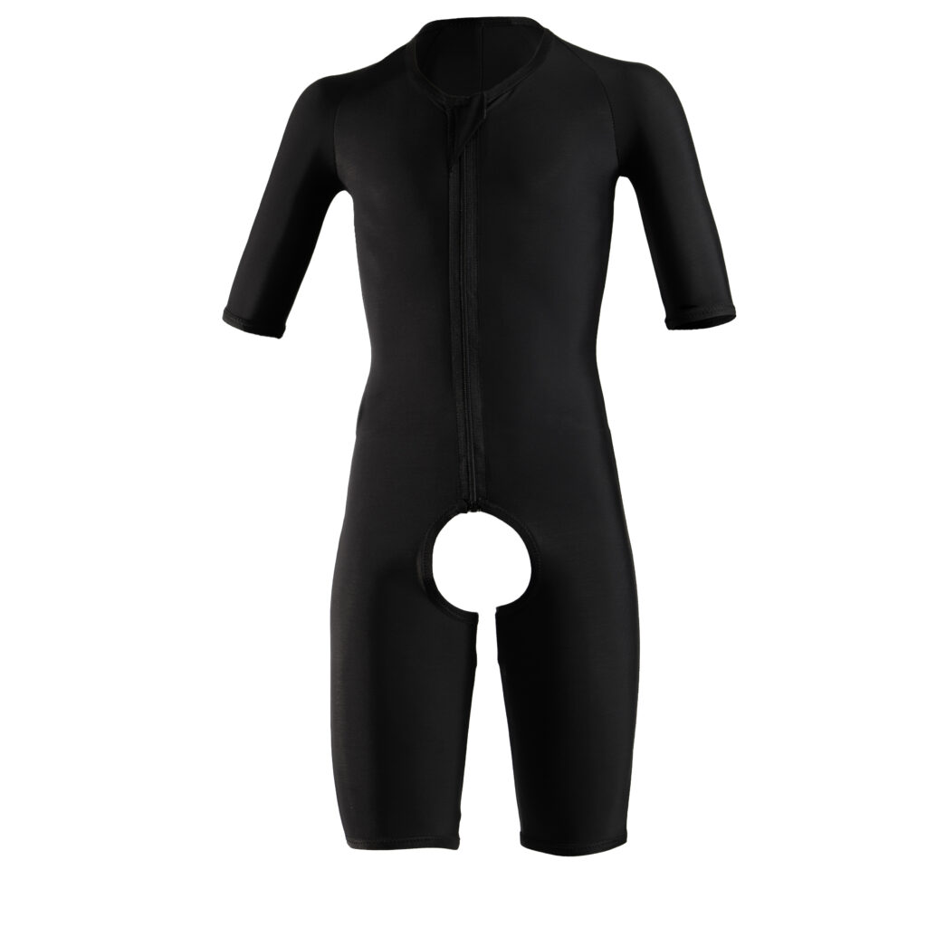 Czarny jednoczęściowy kombinezon z krótkimi rękawami i nogawkami do kolan, z centralnym zamkiem błyskawicznym i okrągłym wycięciem w części krocza, na białym tle.
