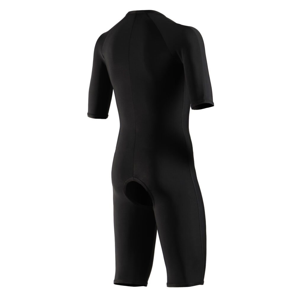 Czarny krótki skafander neoprenowy (shorty) widziany od tyłu, dopasowany krój z krótkimi rękawami i wycięciem w kroku na białym tle.