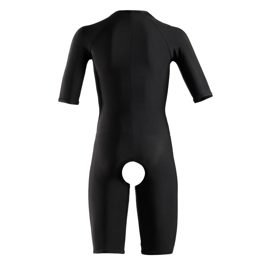 Czarny, krótkorękawowy kombinezon piankowy widoczny od tyłu z przeszyciem wzdłuż pleców i dużym okrągłym wycięciem w kroku na białym tle.