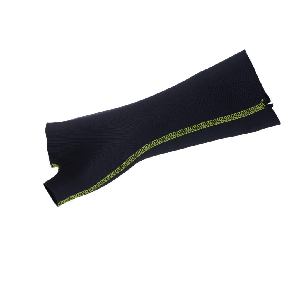 Granatowy neoprenowy rękaw z otworem na kciuk i kontrastowym żółto-zielonym ściegiem overlock biegnącym wzdłuż boku, na białym tle.