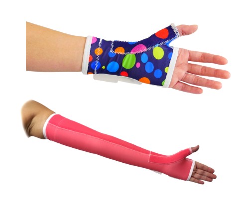 Dwa ochraniacze na przedramię na białym tle: górny krótki zakrywający nadgarstek i kciuk, granatowy w duże kolorowe kropki z białą lamówką; dolny długi różowy rękaw sięgający do łokcia z otworem na kciuk i widocznymi przeszyciami.