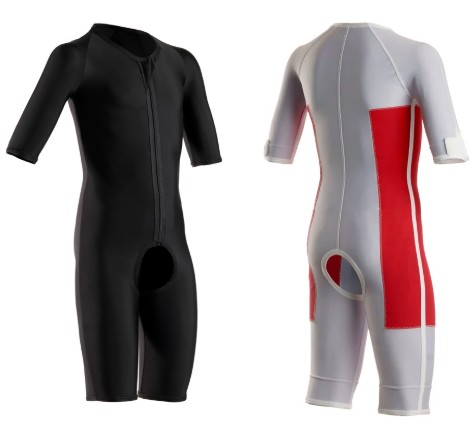 Dwa krótkie pianki nurkowe: po lewej czarna z krótkim zamkiem błyskawicznym z przodu, po prawej szaro-biała z dużymi czerwonymi panelami bocznymi i okrągłym wycięciem w kroku, obie z krótkimi rękawami i nogawkami.