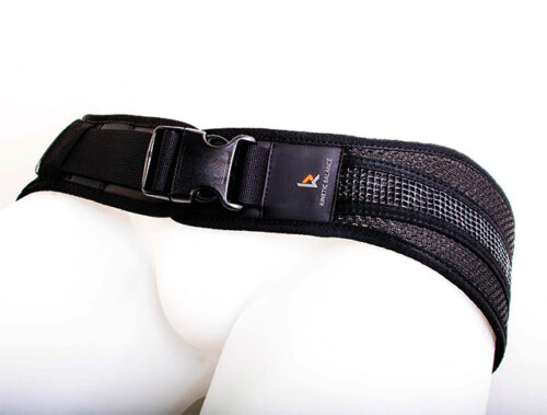 Czarny pas stabilizujący z szeroką plastikową klamrą i siatkowym panelem, zapięty na biodrach białego manekina z widocznym logo.