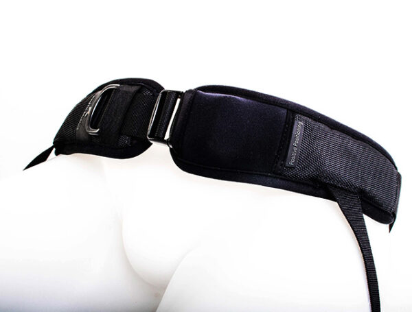 Czarny, miękko wyściełany pas z regulowaną klamrą i metalowymi D-ringami ułożony na białym manekinie torsu.