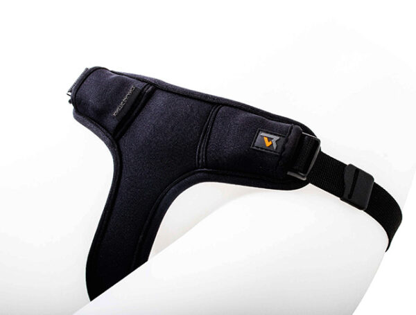 Czarny, wyściełany szelki dla psa w kształcie litery Y z regulowanym paskiem i plastikową klamrą oraz małą naszywką z logo, na białym tle.