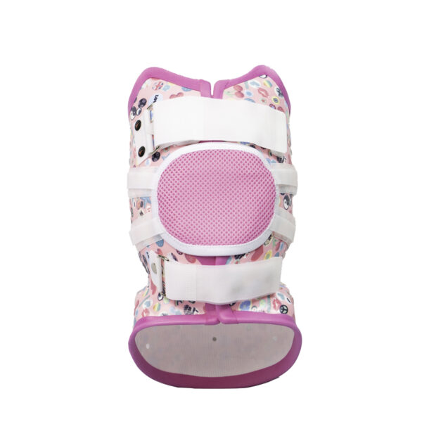 Dziecięcy ortopedyczny stabilizator stopy i kostki w jasnoróżowych odcieniach z białymi paskami zapinającymi, centralną różową siateczkową poduszką i kolorowym wzorem na materiale, widok od przodu na białym tle.