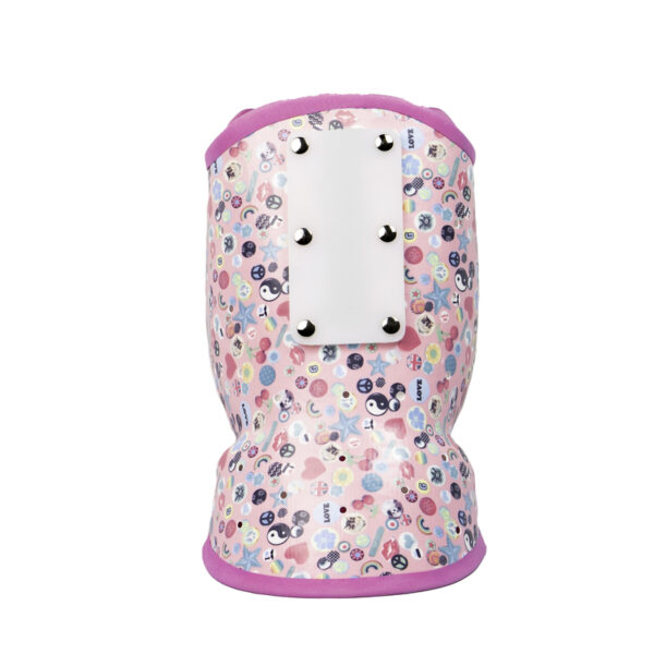 Różowy ochraniacz na kolano dla dzieci ozdobiony drobnymi kolorowymi ikonami (gwiazdki, serca, znaki pokoju, yin‑yang, tęcze) z różową lamówką i białą twardą płytką mocowaną sześcioma metalowymi nitami.