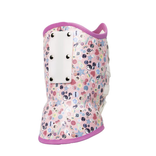 Sztywna dziecięca orteza na stopę i podudzie w jasnoróżowej kolorystyce z drobnymi wzorami (serca, gwiazdki, symbole pokoju i yin‑yang), białą przednią płytką przykręconą metalowymi nitami, różowym obszyciem i widocznymi białymi paskami do zapięcia.