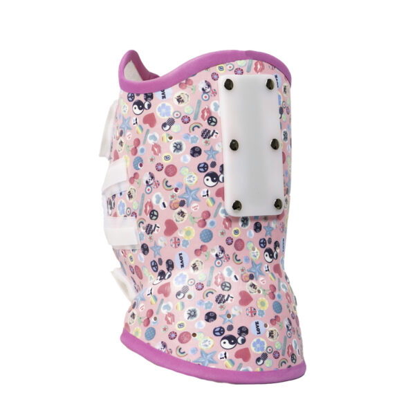 Różowy dziecięcy gorset ortopedyczny z fuksjowym obszyciem, kolorowymi wzorami serc, gwiazdek i emotikonów, białą sztywną płytą mocowaną śrubami oraz trzema białymi paskami zapinającymi, na białym tle.