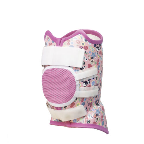 Dziecięca orteza kolana w jasnoróżowej kolorystyce z różowym okrągłym ochraniaczem na przodzie, trzema szerokimi białymi paskami na rzepy i kolorowym wzorem z emotikonami na białym tle