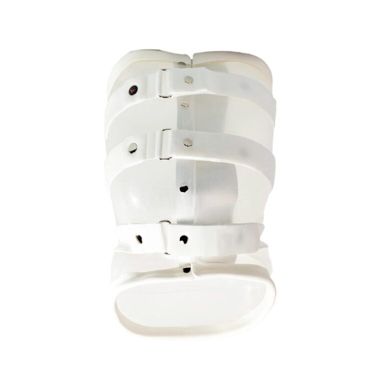 Biały sztywny gorset ortopedyczny z plastikowych paneli i kilkoma regulowanymi paskami z metalowymi zatrzaskami na białym tle