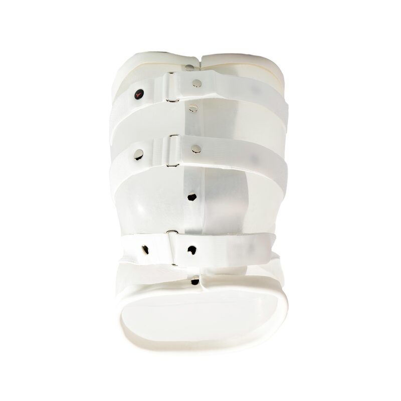 Biały sztywny gorset ortopedyczny z plastikowych paneli i kilkoma regulowanymi paskami z metalowymi zatrzaskami na białym tle