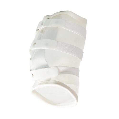 Biały, sztywny ortopedyczny gorset lędźwiowo-krzyżowy z tworzywowej skorupy i kilkoma szerokimi paskami zapinanymi na rzepy, na białym tle.