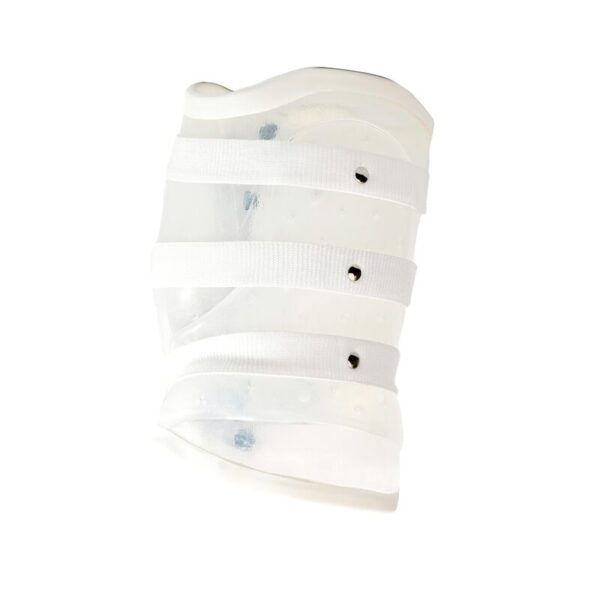 Przezroczysta sztywna plastikowa orteza unieruchamiająca nadgarstek i przedramię z trzema białymi pasami przytwierdzonymi metalowymi nitami i perforowaną konstrukcją