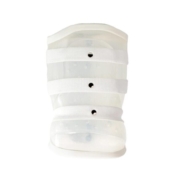 Przezroczysta sztywna orteza na nadgarstek i przedramię z trzema białymi elastycznymi paskami zapinanymi na czarne napy.