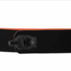 Czarny neoprenowy pas z cienkim pomarańczowym obszyciem i centralnym czarnym plastikowym mocowaniem z przesuwaną klamrą i rzepem.