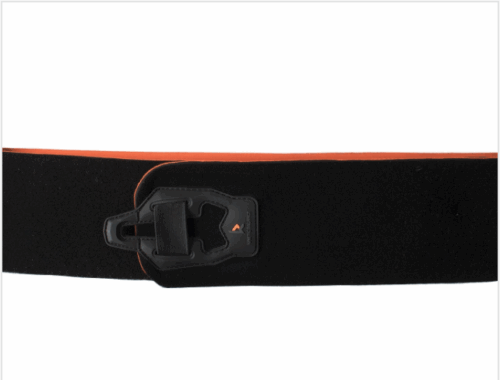 Czarny neoprenowy pas z cienkim pomarańczowym obszyciem i centralnym czarnym plastikowym mocowaniem z przesuwaną klamrą i rzepem.