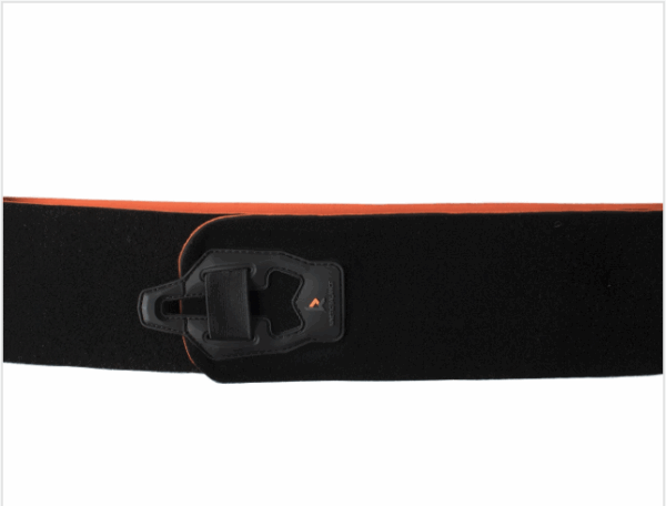 Czarny neoprenowy pas z cienkim pomarańczowym obszyciem i centralnym czarnym plastikowym mocowaniem z przesuwaną klamrą i rzepem.