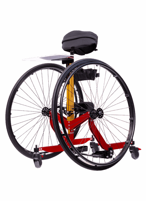 Wózek ortopedyczny z czerwoną ramą i żółtym pionowym słupkiem, dwoma dużymi czarnymi kołami, małymi przednimi kółkami, regulowanym czarnym zagłówkiem i platformą na białym tle.