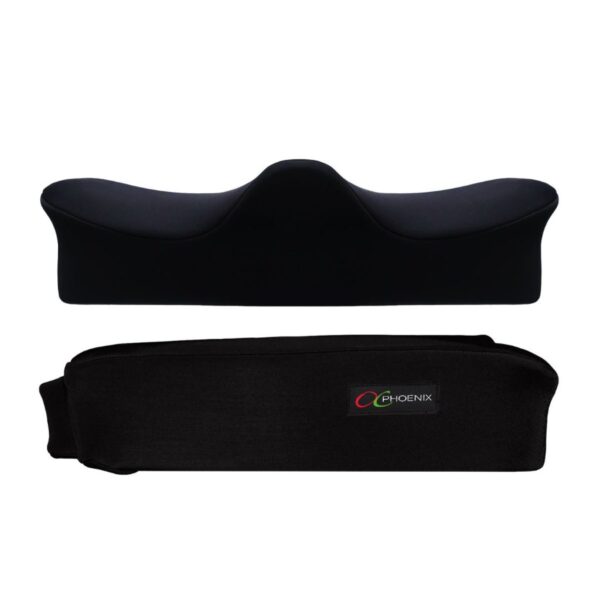 Dwa czarne, tapicerowane elementy na białym tle: profilowana podpórka z zaokrąglonym garbem w środku i opadającymi bokami oraz prostokątne etui z naszytą etykietą Phoenix.