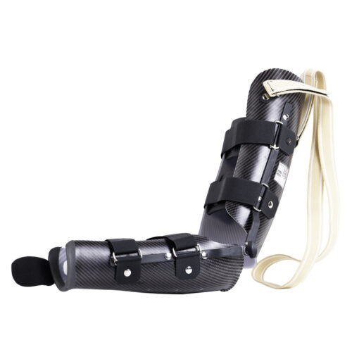 Kopia _DSC1483-Modifica Orteza ortopedyczna do kończyny dolnej z czarnym karbonowym wykończeniem, dwiema sztywnymi sekcjami połączonymi zawiasem, czarnymi paskami zapinanymi na rzepy oraz jasnobeżowymi pasami nośnymi.