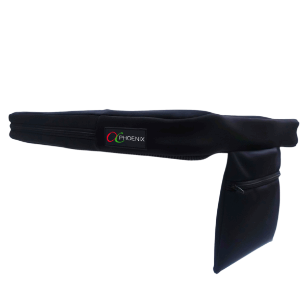 Czarny neoprenowy pas biodrowy z długim wąskim paskiem, wiszącą zapinaną na suwak saszetką i naszytą plakietką z logo Phoenix w czerwono-zielonym okręgu.