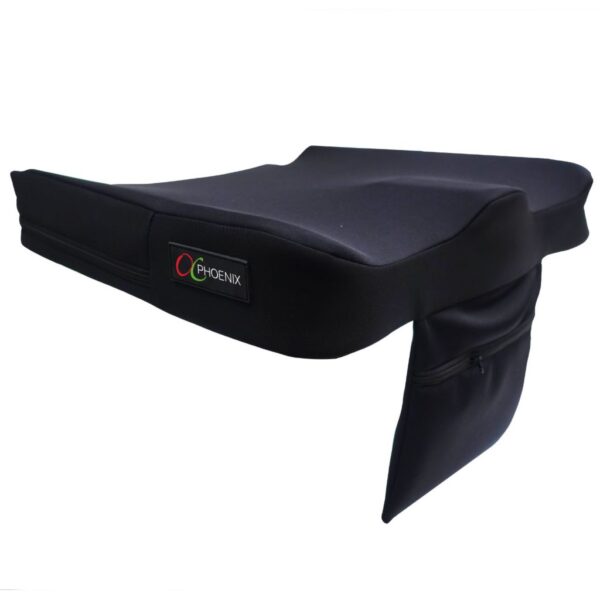 Czarna, ergonomicznie wyprofilowana poduszka siedziska z naszywką Phoenix i boczną kieszenią na zamek, sfotografowana na białym tle.