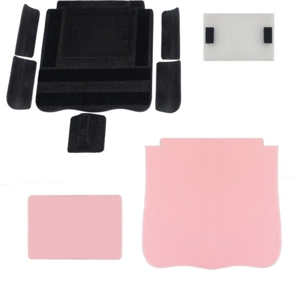 Zestaw wyciętych wkładek i paneli: kilka czarnych piankowych elementów o różnych kształtach u góry oraz dwa większe różowe, gładkie panele na dole ułożone na białym tle.