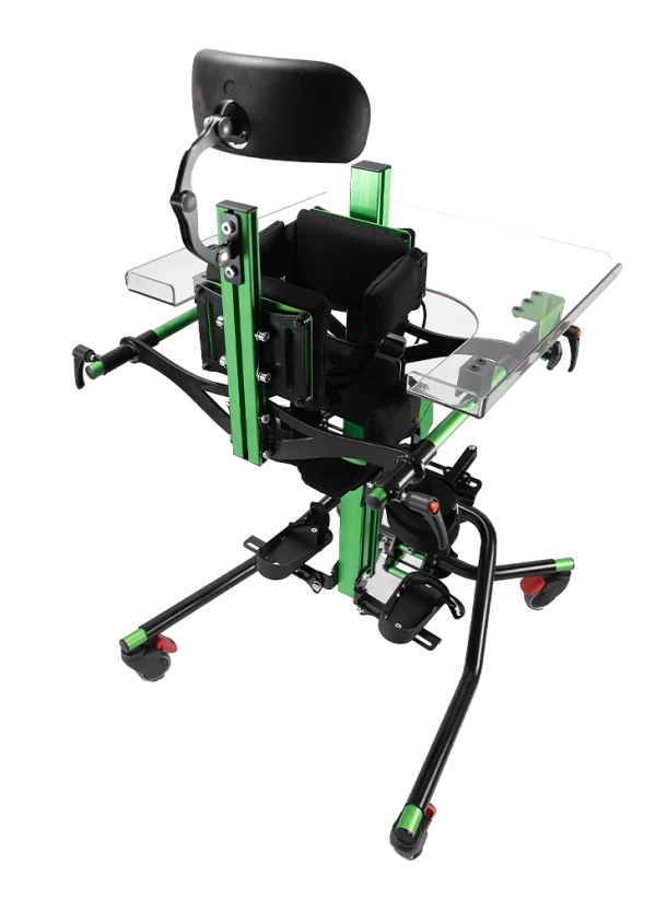 Pionizator rehabilitacyjny z zielono-czarną metalową ramą, regulowanym wyściełanym siedziskiem i zagłówkiem, przezroczystą tacą, podpórkami na stopy oraz kółkami jezdnymi.