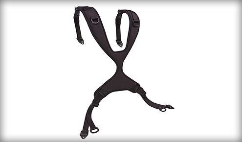 Czarny naramienny pas w kształcie litery X z poduszkami na ramiona i czterema klamrami.