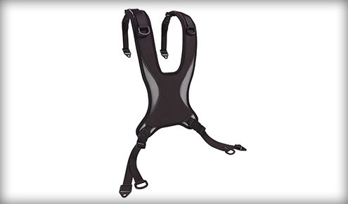 Czarne regulowane szelki z centralną wyściełaną wkładką i czterema pasami zakończonymi klamrami.