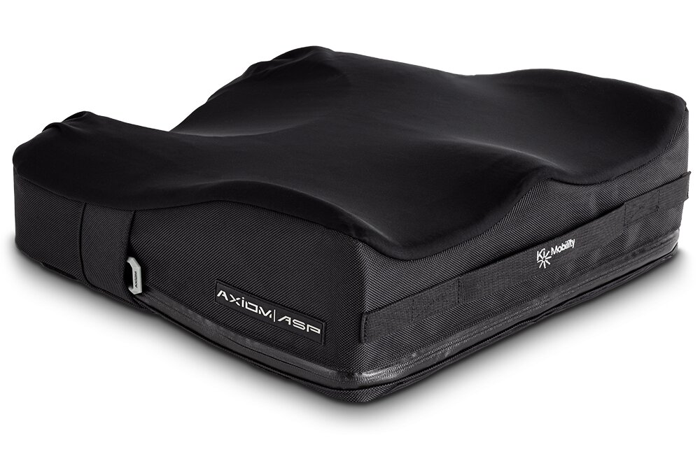 Czarna profilowana poduszka ortopedyczna do wózka inwalidzkiego z widocznymi napisami Axiom ASP i KIK Mobility.