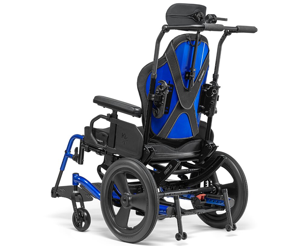 Dziecięcy wózek inwalidzki o niebiesko-czarnej ramie z profilowanym oparciem, zagłówkiem, regulowanymi podnóżkami i dużymi tylnymi kołami.