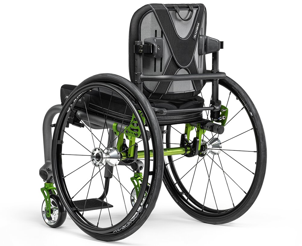 Sportowy, lekki wózek inwalidzki z czarno‑zieloną ramą, niskim siedziskiem, dużymi tylnymi kołami i małymi przednimi kółkami.