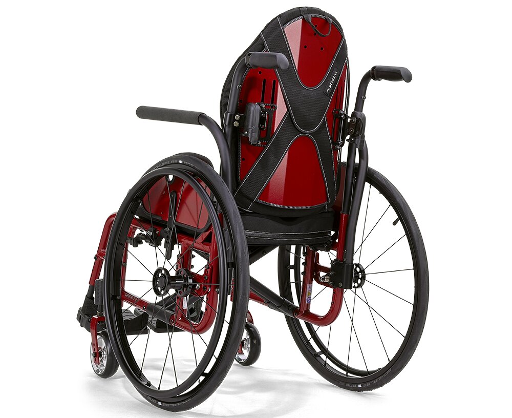 Czerwono-czarny lekki wózek ręczny o sportowej konstrukcji, dużych tylnych kołach i profilowanym oparciu.