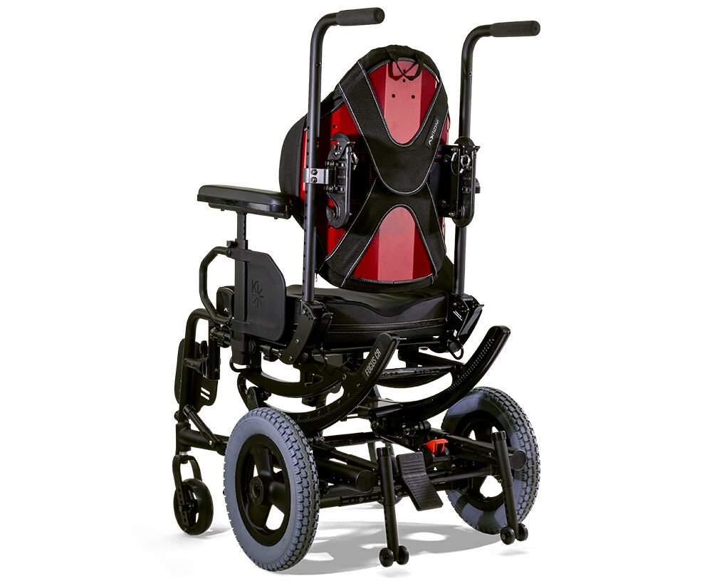 Elektryczny wózek inwalidzki z czarno-czerwonym profilowanym oparciem, wysoką ramą, dużymi tylnymi kołami i podnóżkiem.