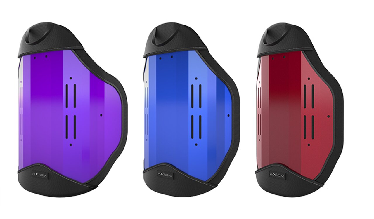 Trzy połyskujące, panelowe osłony ochronne w kolorach fioletowym, niebieskim i czerwonym z czarną wyściełaną krawędzią.