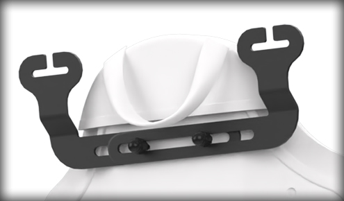 Biały kask ochronny z czarnym uchwytem montażowym z dwoma śrubami i rozszerzonymi hakami z przodu.