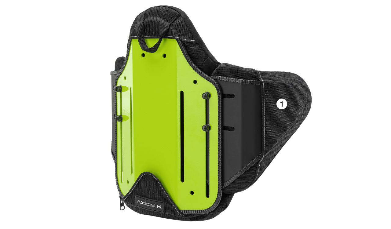 Jasnozielona metalowa płyta z pionowymi szczelinami i śrubami osadzona w czarnym, wyściełanym panelu z zamkiem i metką.