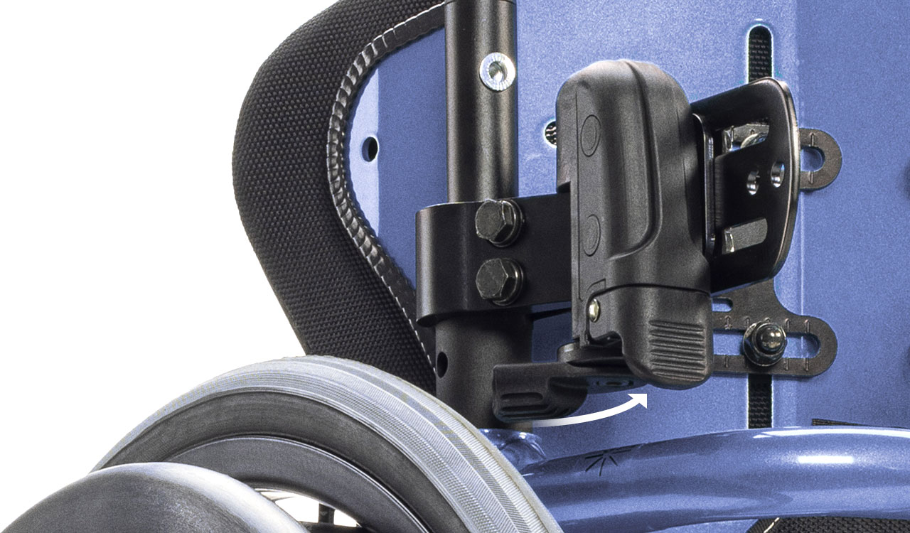 Dźwignia hamulca i uchwyt mocujący przy tylnym kole wózka inwalidzkiego, czarny plastikowy mechanizm na niebieskiej ramie.