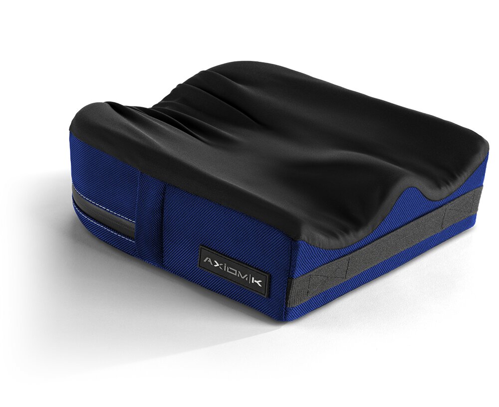 Ergonomiczna poduszka na siedzenie z czarnym wyprofilowanym wierzchem, niebieskimi bokami i szarym paskiem.