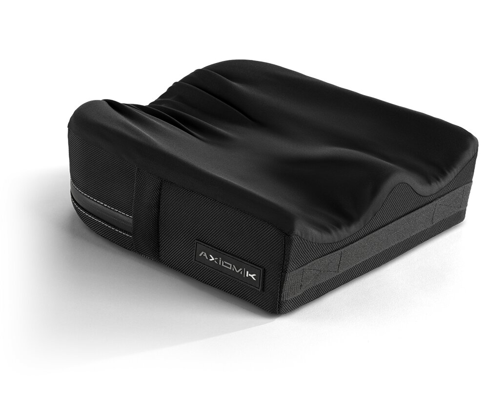 Czarna profilowana poduszka siedziskowa z wycięciem na kość ogonową, profilowanymi rowkami i bocznym logo AXIOMIK.